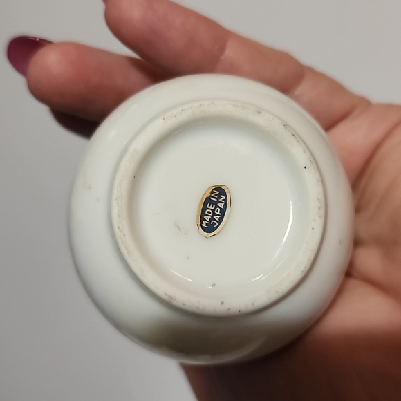 ASSORTMENT OF WHITE CERAMICS. - Picture 12 of 13